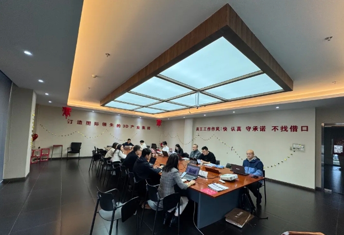 為深入貫徹中共中央、國務(wù)院印發(fā)的《國家標(biāo)準(zhǔn)化發(fā)展綱要》，落實(shí)加快數(shù)字化發(fā)展、建設(shè)數(shù)字中國的戰(zhàn)略部署，和《上海市全面推進(jìn)城市數(shù)字化轉(zhuǎn)型“十四五”規(guī)劃》，推進(jìn)上海城市數(shù)字化轉(zhuǎn)型標(biāo)準(zhǔn)化建設(shè)，數(shù)造科技積極響應(yīng)這一號(hào)召，成為上海市浦東新區(qū)第一批試點(diǎn)數(shù)字化改造企業(yè)之一，并順利通過驗(yàn)收。  圖片  圖片  圖片  圖片  圖為上海市城市數(shù)字化轉(zhuǎn)型工作領(lǐng)導(dǎo)小組部分領(lǐng)導(dǎo)和南匯工業(yè)園區(qū)領(lǐng)導(dǎo)、上海數(shù)造領(lǐng)導(dǎo)班子成員參加數(shù)字化改造驗(yàn)收答辯  圖片  參觀上海數(shù)造大廳的數(shù)字化制造“黑湖小工單”生產(chǎn)工序看板  數(shù)造科技自成立之初，創(chuàng)始人趙毅博士就以“數(shù)造”為企業(yè)命名，蘊(yùn)含數(shù)字化制造和變革的深遠(yuǎn)意義，與此時(shí)政府推進(jìn)聚焦制造業(yè)與數(shù)字化改造深度融合。未來，數(shù)造科技將不斷提升公司智能化、數(shù)字化、信息化改造力度，全面提升公司綜合管理和運(yùn)營水平，著力實(shí)現(xiàn)智能制造高質(zhì)量發(fā)展。